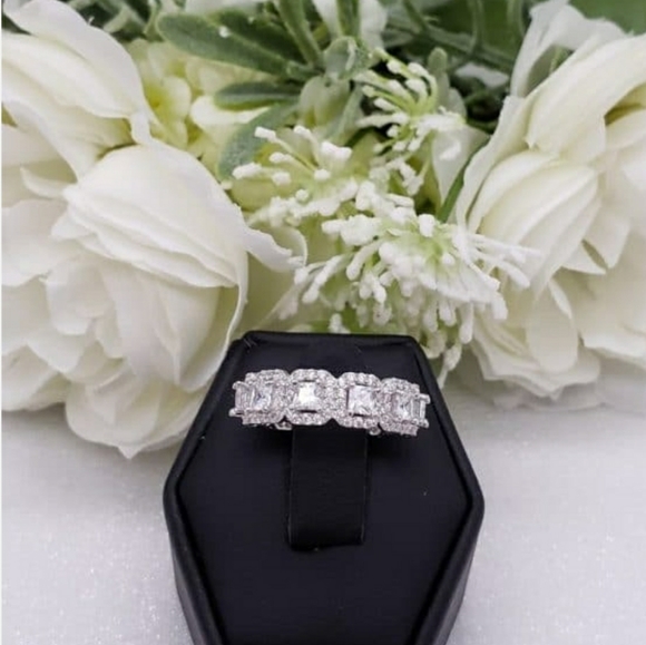 ♥️ Splendid Wedding Band Ring - Picture 2 of 4